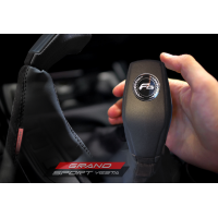 Модельная ручка КПП из экокожи с алькантарой с шильдиком и пыльником Ferrum Group Grand Sport для Веста Модельная ручка КПП из экокожи с алькантарой с шильдиком и пыльником Ferrum Group Grand Sport для Веста