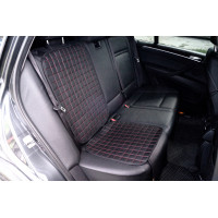 Универсальная защитная накидка из экокожи (центр с перфорацией и одинарной цветной строчкой Квадрат) под детское кресло