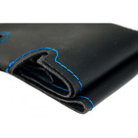 Кожаная оплетка SAL-MAN с повторением анатомической формы и синей строчки на руль для Ларгус, Рено Логан, Сандеро, Ниссан Альмера Кожаная оплетка SAL-MAN с повторением анатомической формы и синей строчки на руль для Ларгус, Рено Логан, Сандеро, Ниссан Альмера